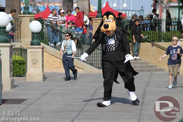 Goofy walking out for an Instant Concert.
