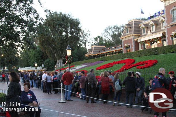 The line for guests with tickets to the Candlelight.  Not us...