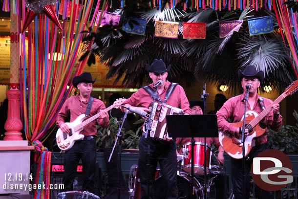 Tradicion cuatro norte performing on the Bandstand