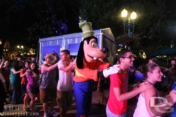 The characters were in the middle of the crowd and having a great time.  Goofy passed by in a long conga line.