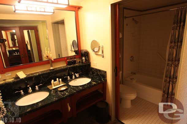 Grand Californian - Standard Bunk Bed Room - Bathroom area