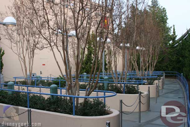 There is also an extended outdoor queue area that runs behind the diner set (between the building and the monorail track)