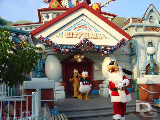 Santa Goofy and the gang in Toontown (11/2004)