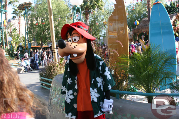 Goofy decked out for the holidays as he roamed DCA (12/21/2007)