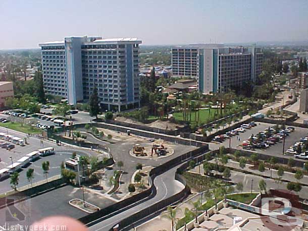 A look at the hotel in 2000 from the Paradise Pier Hotel (I think at that time it was actualy the Disneyland Pacific hotel still)