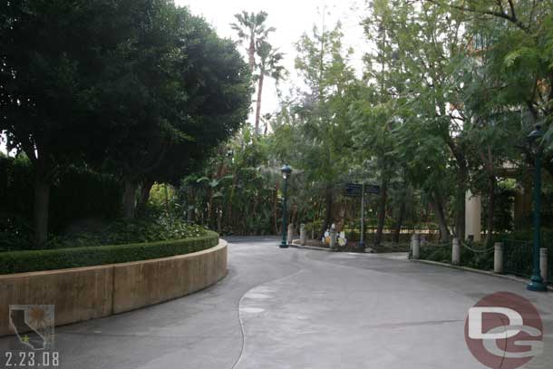 The walkway comes to another intersection at the edge of the Tower.  Continuing on straight would lead you through a garden and toward the Paradise Pier Hotel, to the left takes you back toward the lobby, to the right takes you to a parking lot.