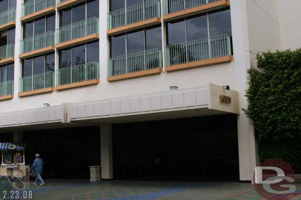 We come to another intersection, to the straight/left is the Lobby (Magic Tower), straight ahead the parking lot, to the right Downtown Disney, and to the left/behind is the Pool