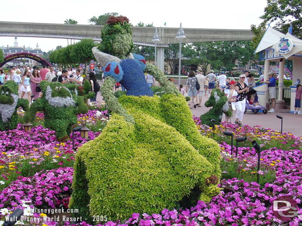 Epcot Flower & Garden - Snow White & Seven Dwarfs