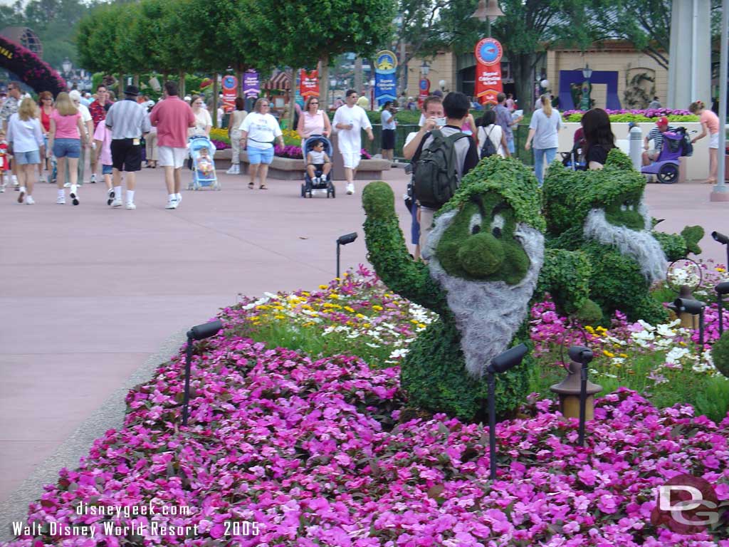 Epcot Flower & Garden - Snow White & Seven Dwarfs