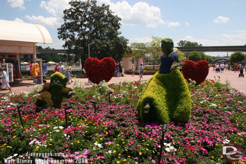 In 2006 just Dopey and Snow were in the display with hearts.