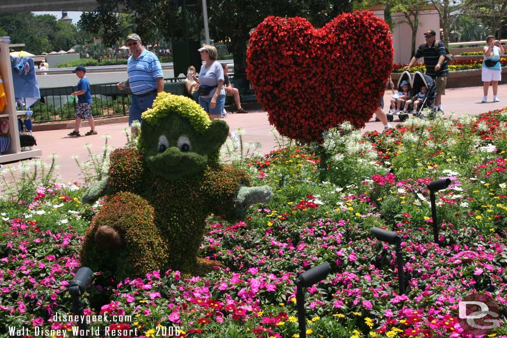 Epcot Flower & Garden - Snow White & Seven Dwarfs