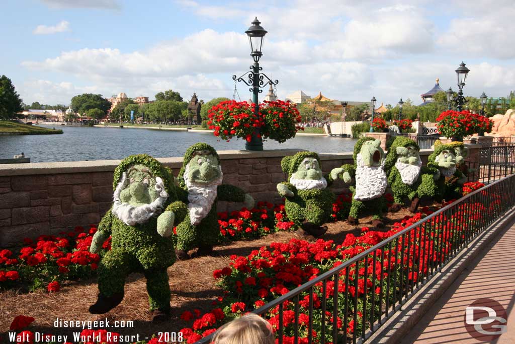 Epcot Flower & Garden - Snow White & Seven Dwarfs