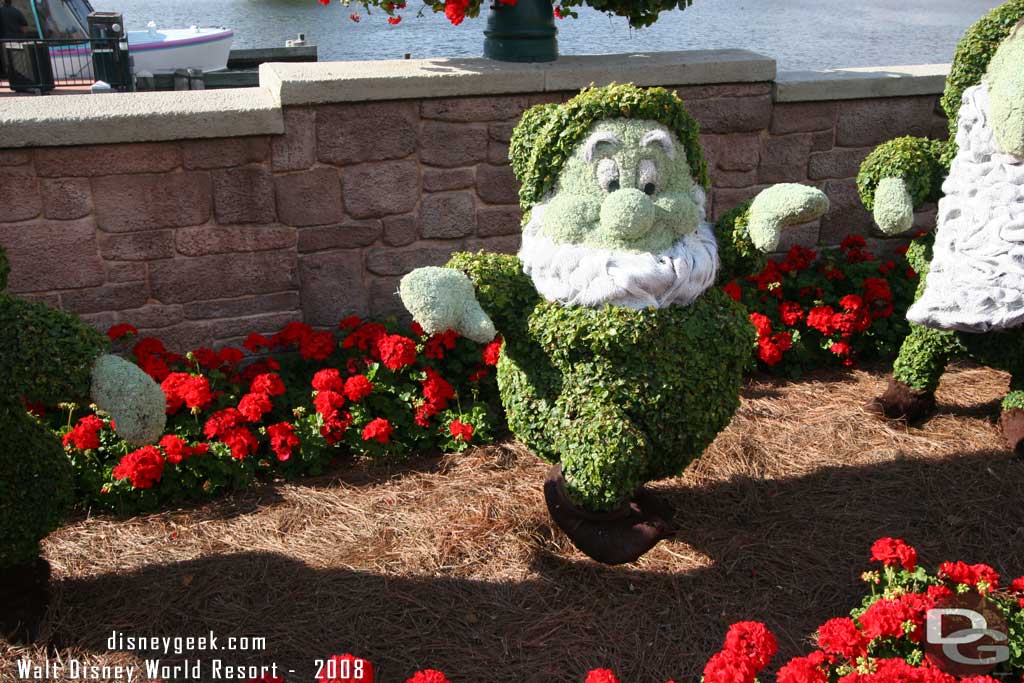 Epcot Flower & Garden - Snow White & Seven Dwarfs