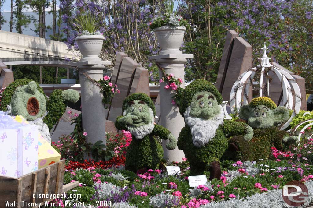 Epcot Flower & Garden - Snow White & Seven Dwarfs