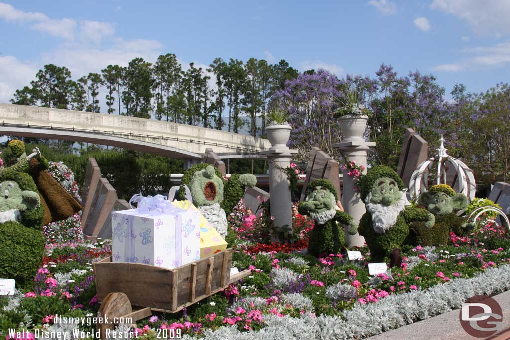 Epcot Flower & Garden - Snow White & Seven Dwarfs