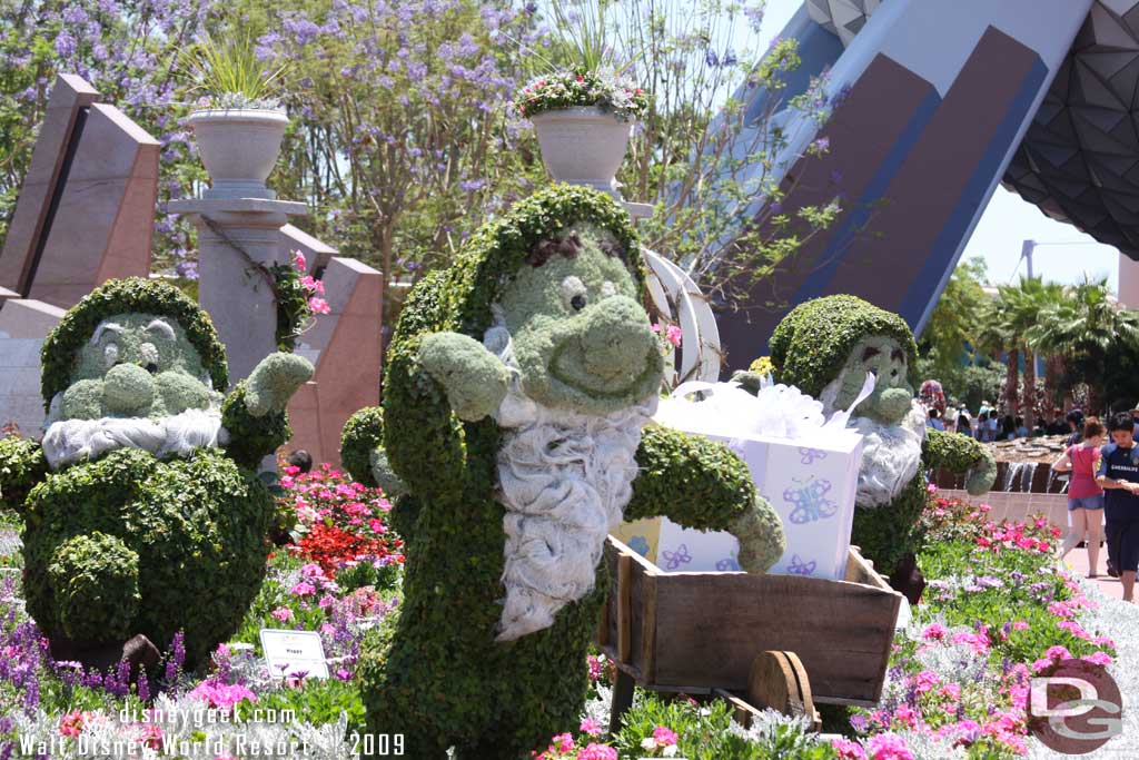 Epcot Flower & Garden - Snow White & Seven Dwarfs