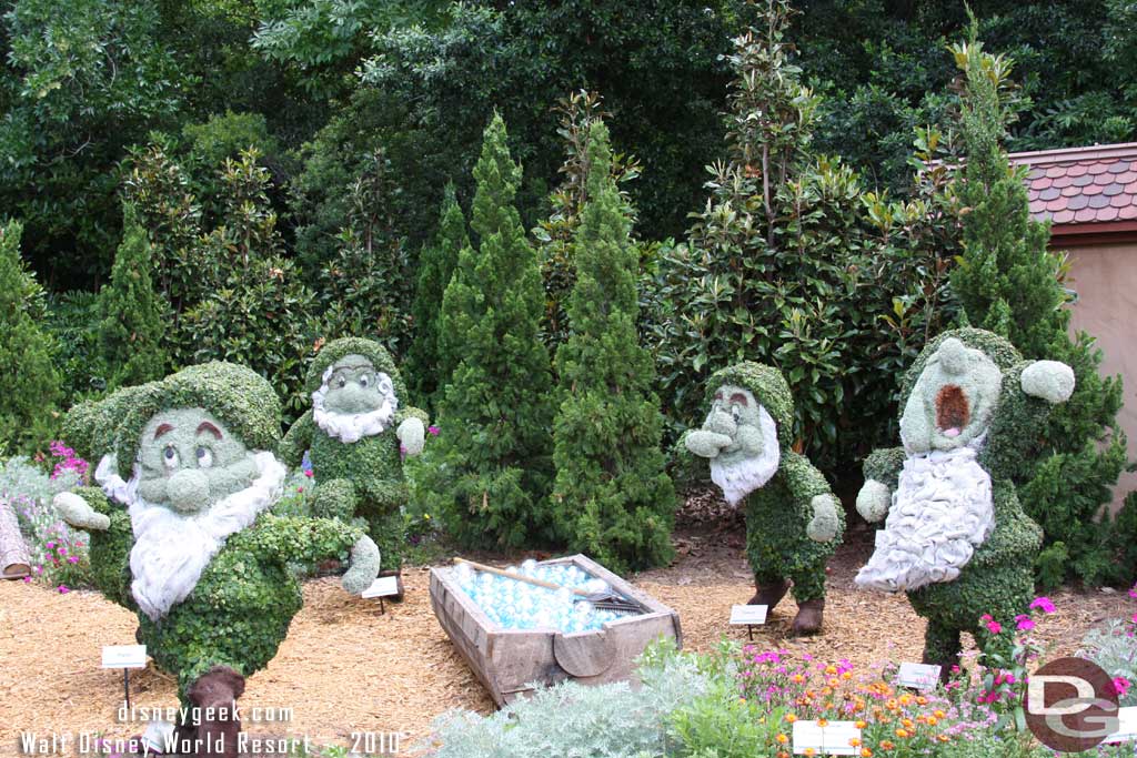 Epcot Flower & Garden - Snow White & Seven Dwarfs