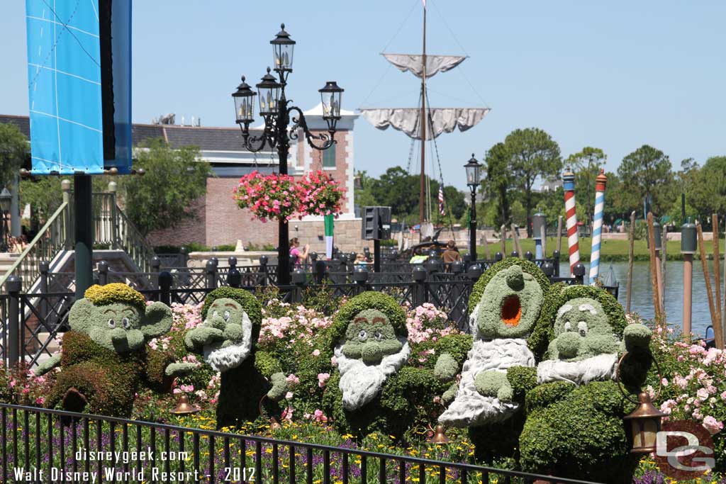 Epcot Flower & Garden - Snow White & Seven Dwarfs