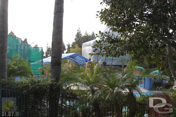 01.07.11 - A tent structure on the far side of the pool (better shots in a few pages)