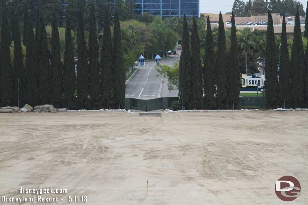 05.11.18 - The markers lead to the gate that lines up with the Disneyland Hotel entrance.