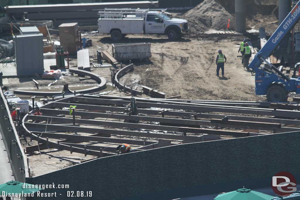 02.08.19 - On the ground to the left they are assembling the roof structure.