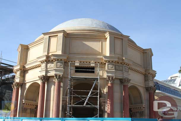 01.14.11 - Scaffolding going up to the open panel on the dome.