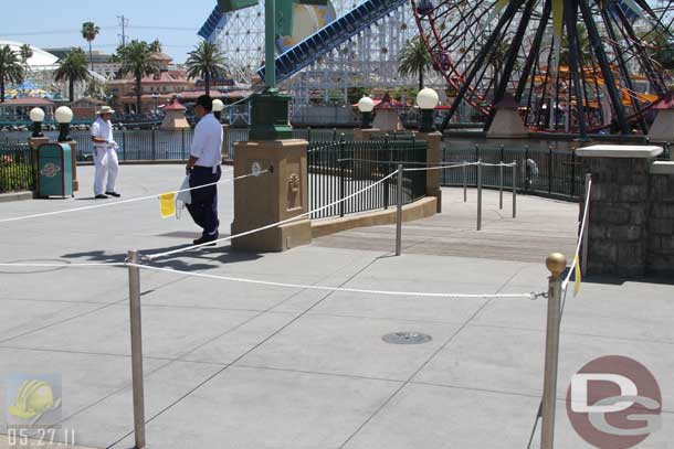 05.27.11 - The really extended queue appears to head out to the park.