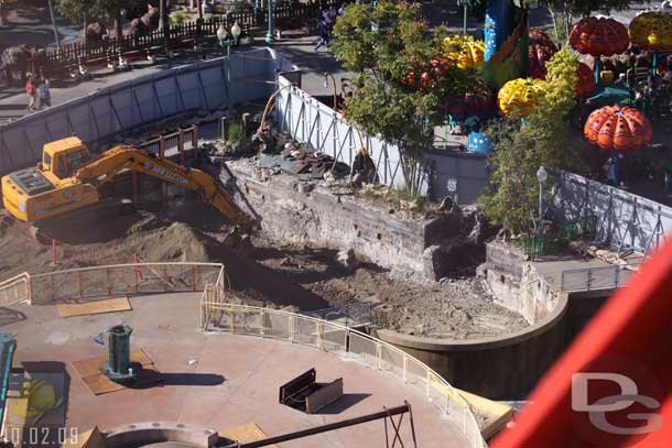 10.02.09 - Work continues to remove the SS Rustworthy play area that was on this side of the parade route.