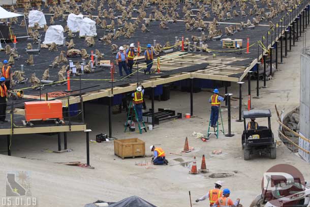 05.01.09 - The supports for the rest of the platform are being installed