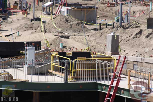 9.18.09 - It should be interesting how this works, that equipment vault looks to be in the walkway.. and the top looks to be the same crate design