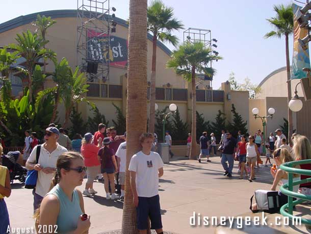 Taken - Sunday 8/25 - 10:12am - People lining up to get into the backlot so they could line up at the Hyperion to wait for the 1:30 Whose Line..