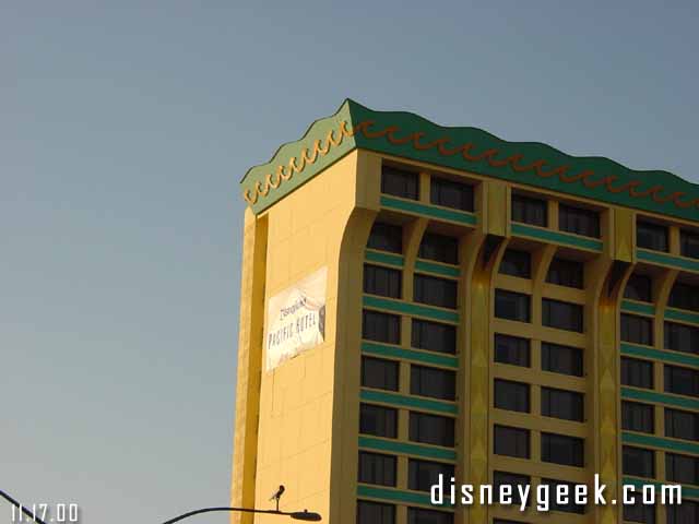 The exterior work on the Pacific Hotel (Paradise Pier Hotel) looks complete. They have taken down the old signs and installed the new ones. You can see the outline unter the tarp in the picture above.