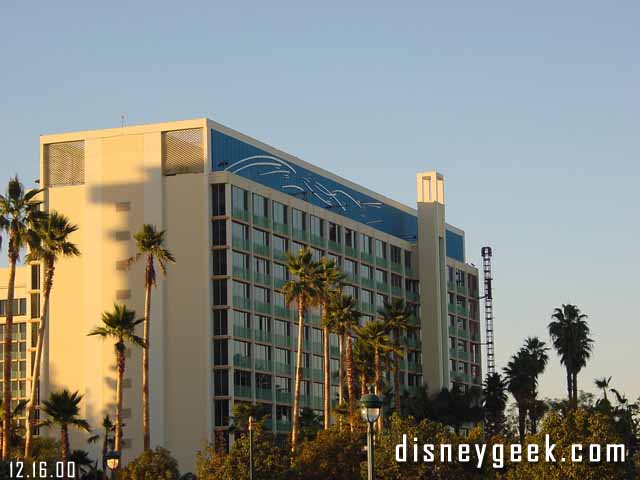 The Disneyland Hotel has recieved a new top. Wonder if a sign is coming back?