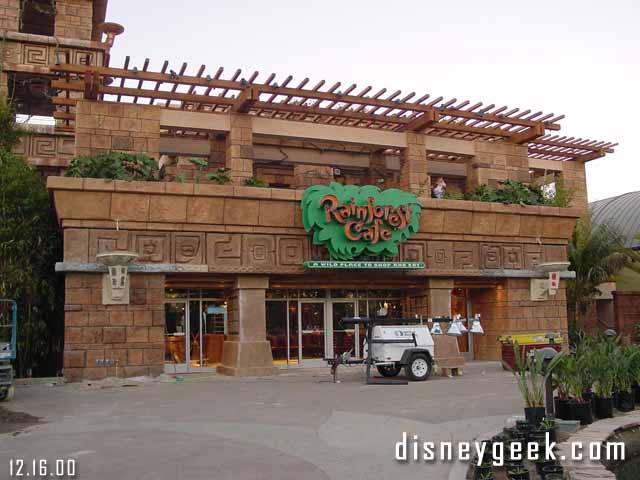 The front of the Rain Forest Cafe.