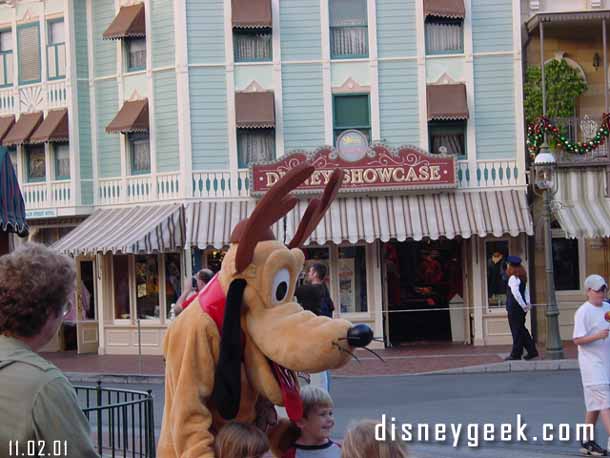 The holidays have arrived at Disneyland, and so too have the holiday characters.