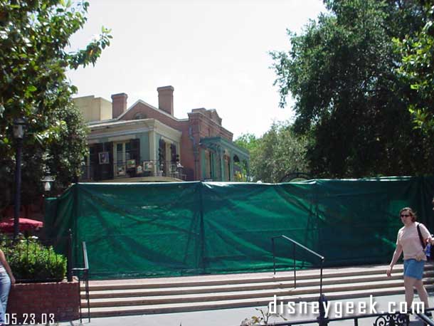 A fence was up in front of the restuarant, but it was open behind there.  There were several areas walled off in NOS, I am guessing in preparation for the Pirates Premiere