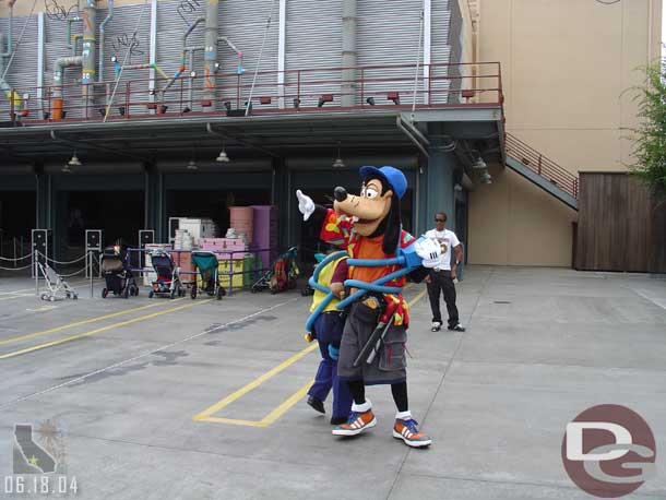 Goofy hanging out in the backlot, I thought it was great how the CMs were interacting with the characters and had props.. that really added to it, vs. having the just stand to the side