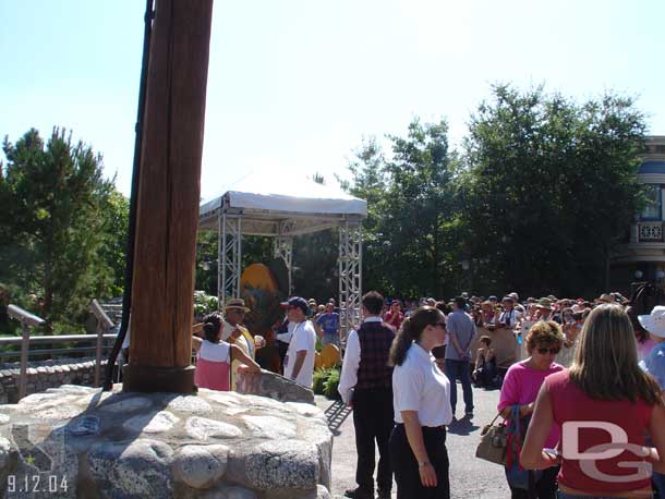 The crowds waiting for their picture of the 8 Simple Rules cast