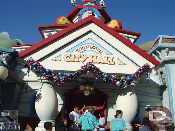 Goofy is now back in the doorway of City Hall