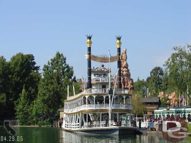 A banner is not drapped between the smoke stacks on the Mark Twain