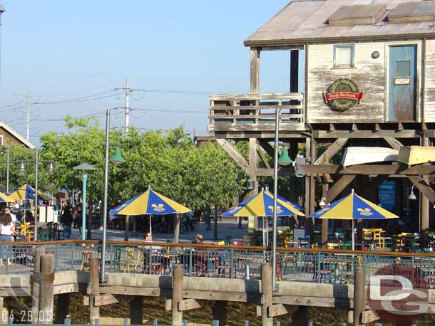 New umbrellas in the Wharf.. I really dislike them.. the color combination really grinds on my nerves.. and they seem too bright for the area..