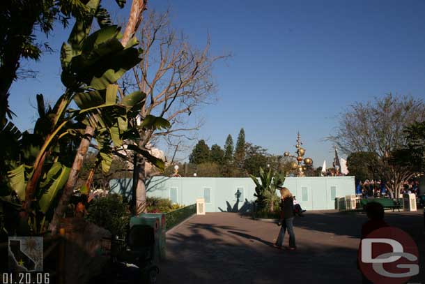 A better shot of the walls up near the Adventureland/hub intersection (guess they are redoing the walkway, maybe the curb?)