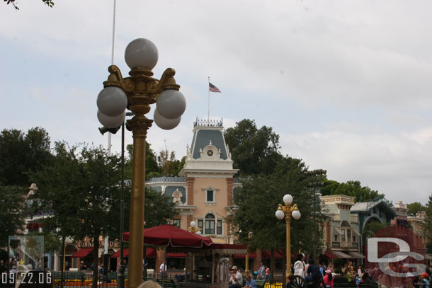 This update will feature a lot of pictures of things that are no longer there.. all the 50th lamp post baskets are gone