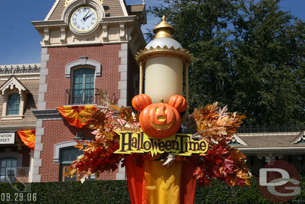 Looks like the lamp posts will stay gold for a while.. and they are decked out for Halloweentime now