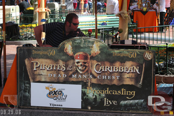 A close up, kind of interesting they are still using the Pirates banners and not Halloweentime ones