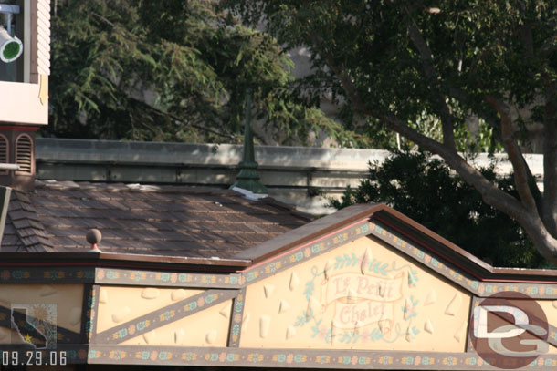 Noticed the new roof on this giftshop is done (not sure if it was last week or not I did not notice)