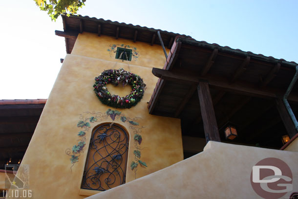 The wreath on the Golden Vine Winery