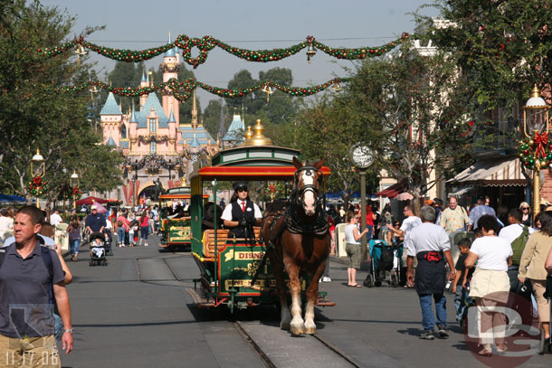 Yeah.. the garlands are back... Main Street looks great!