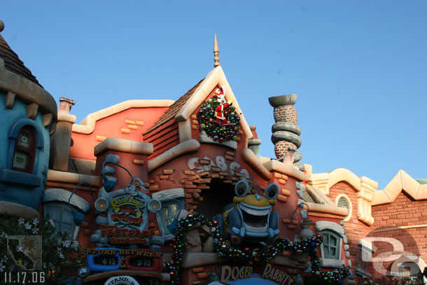 Now some Toontown shots of the decorations during the day