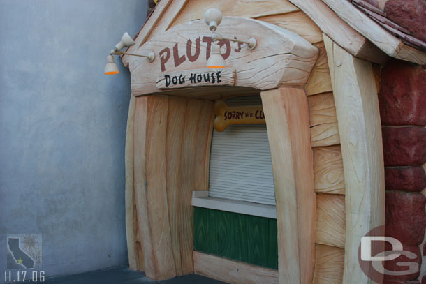 I was really shocked to see all the food places in Toontown closed (it was coming up on dinner time)